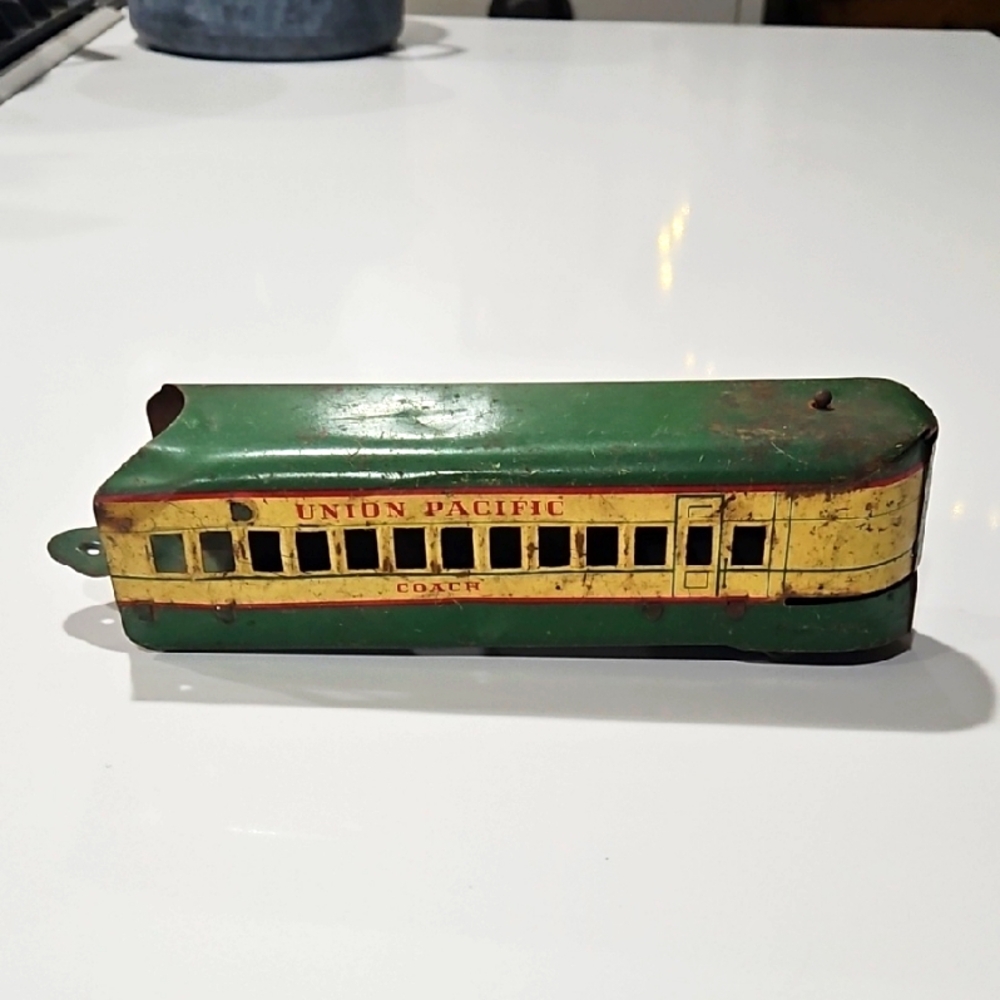 Vintage Union Pacific Tin Train Car MARX M10000 U.p. Articulated Passenger Car.